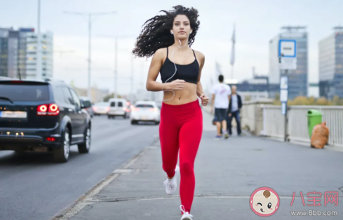 長期堅持跑步傷膝關節嗎 長期跑步的注意事項