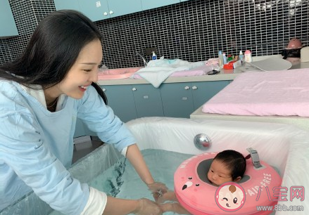 寶寶第一次游泳發的朋友圈句子 寶寶第一次學游泳媽媽心情說說 寶寶第一次游泳發的朋友圈句子 寶寶第一次學游泳媽媽心情說說