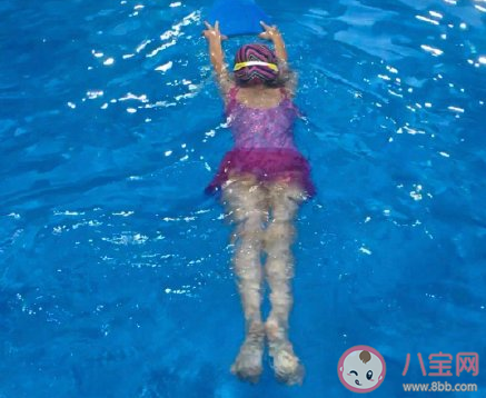 寶寶第一次游泳發的朋友圈句子 寶寶第一次學游泳媽媽心情說說 寶寶第一次游泳發的朋友圈句子 寶寶第一次學游泳媽媽心情說說