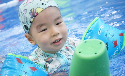 和孩子一起去游泳的家長朋友圈 和孩子去游泳啦的心情說說