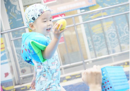 和孩子一起去游泳的家長朋友圈 和孩子去游泳啦的心情說說