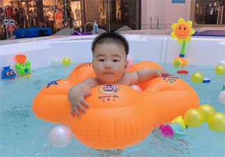 寶寶第一次游泳發的朋友圈句子 寶寶第一次學游泳媽媽心情說說