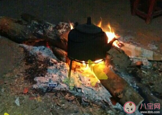 關于天冷烤火朋友圈心情說說 烤火的幽默圖片句子