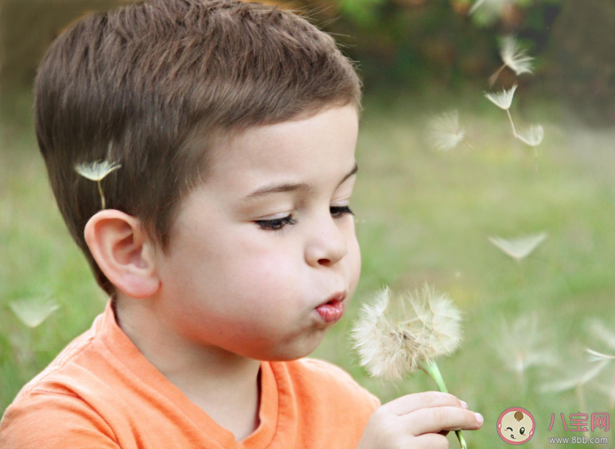 內(nèi)心極度自卑的孩子一般經(jīng)歷過什么 內(nèi)心極度自卑怎么辦