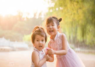 關于家有兩個女兒的經典句子說說 曬兩個女兒的幸福句子感言