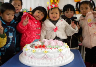 孩子生日要不要送蛋糕去幼兒園 孩子在幼兒園過生日買蛋糕好嗎