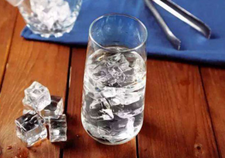 夏天喝冰水對身體的害處有哪些 天喝冰水會加重濕氣嗎