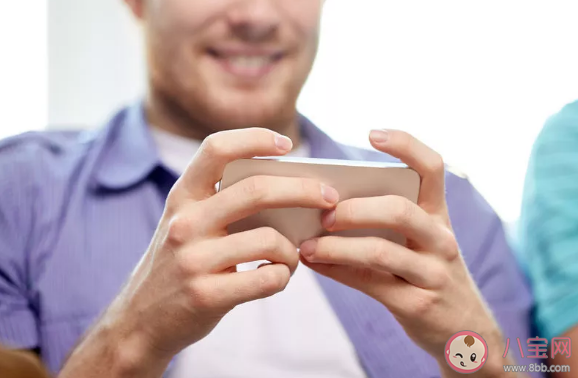 不愛玩手機(jī)是什么樣的一種體驗(yàn) 長(zhǎng)時(shí)間玩手機(jī)有什么危害