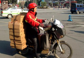 用快遞小哥代指快遞人員是性別偏見嗎 快遞員默認稱謂快遞小哥