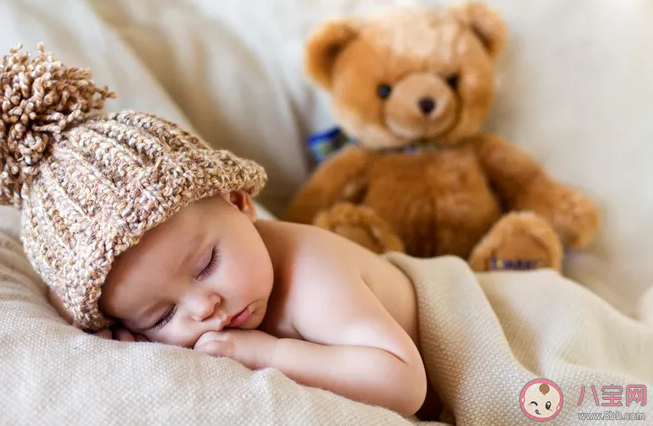 夏天寶寶睡覺能裸睡嗎 夏天寶寶睡覺穿什么