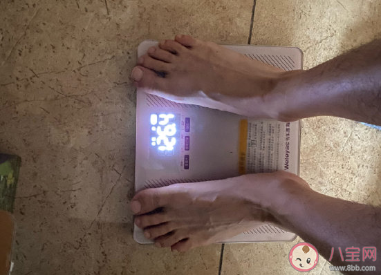 瘦下來了發朋友圈說說 體重變輕了幽默搞笑說說