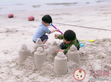 陪孩子去海邊玩的心情說說 發海邊陪孩子玩的說說