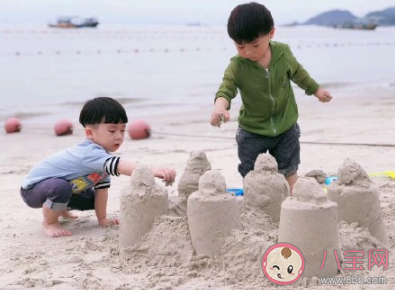 陪孩子去海邊玩的心情說說 發海邊陪孩子玩的說說