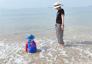 孩子在海邊玩的很開心的朋友圈 孩子海邊玩耍很嗨的朋友圈說說