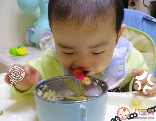 寶寶會(huì)自己吃飯的朋友圈說說 寶寶自己動(dòng)手吃飯開心感言句子