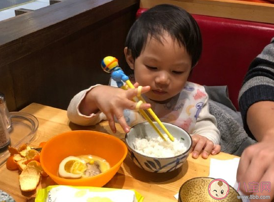 寶寶會(huì)自己吃飯的朋友圈說說 寶寶自己動(dòng)手吃飯開心感言句子