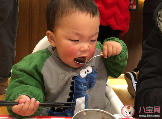 曬寶寶自己吃飯高興的說說 寶寶學會吃飯了心情感言