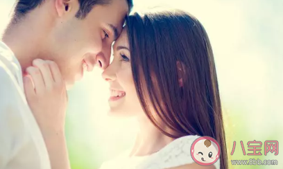 異性同事之間會(huì)日久生情嗎 同事間日久生情的表現(xiàn)