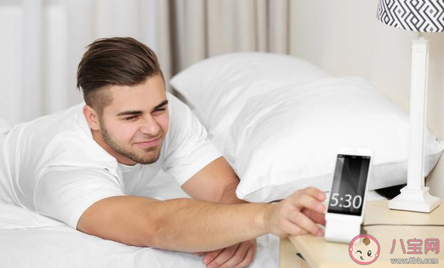 長(zhǎng)期把手機(jī)放在旁邊睡覺(jué)容易得癌癥嗎 把手機(jī)放床邊睡覺(jué)好不好