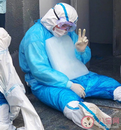 抱冰男孩背后的故事是怎樣的 抱冰男孩是怎么火的