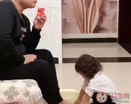 表達(dá)女兒自己洗腳朋友圈說說 女兒自己會(huì)洗腳了感慨文案