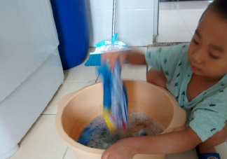 關于兒子自己洗衣服的心情說說 孩子自己洗衣服的感言句子