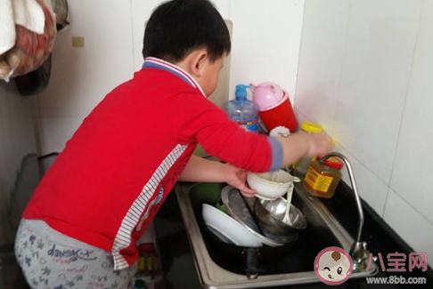 孩子學會自己洗碗的朋友圈說說 孩子會洗碗了的家長感受句子 孩子學會自己洗碗的朋友圈說說 孩子會洗碗了的家長感受句子