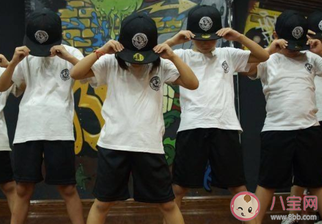 看兒子跳舞的朋友圈說說 兒子會跳舞了發朋友圈句子