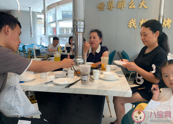 表達一家人在一起吃飯幸福溫馨的說說 陪家人一起吃飯聚餐的短句 表達一家人在一起吃飯幸福溫馨的說說 陪家人一起吃飯聚餐的短句