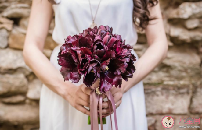 七夕情人節曬結婚證照片的文案句子 七夕領證結婚了發朋友圈心情文案
