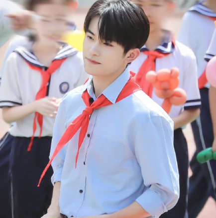 易烊千璽新歌《粉霧海》歌詞是什么 《粉霧海》完整版歌詞在線聽歌