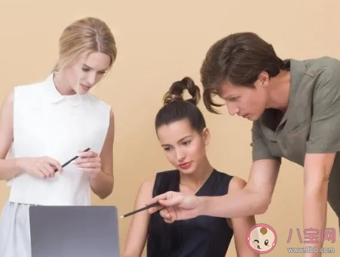 男領(lǐng)導(dǎo)想潛你的表現(xiàn)有哪些 發(fā)現(xiàn)職場男領(lǐng)導(dǎo)曖昧怎么處理 男領(lǐng)導(dǎo)想潛你的表現(xiàn)有哪些 發(fā)現(xiàn)職場男領(lǐng)導(dǎo)曖昧怎么處理