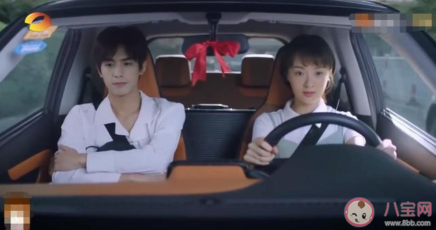 凌霄回國(guó)為什么齊明月接機(jī) 齊明月喜歡上了凌霄嗎