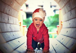 為什么小孩子喜歡在桌底鉆來鉆去 要阻止孩子鉆桌底嗎