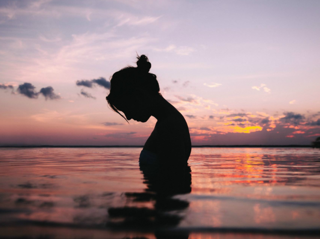 文藝而悲傷的朋友圈配文句子大全 朋友圈傷感文案