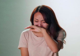 父母能在孩子面前表達(dá)脆弱嗎 如何看待情緒教育問(wèn)題