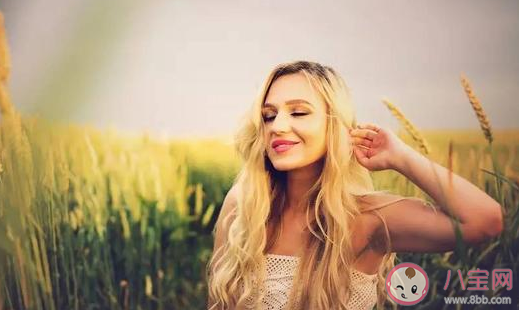 約會的時候怎么找機會牽手 約會時牽手套路有哪些