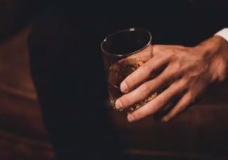 下了藥的酒是什么樣的 酒里被下藥是什么反應(yīng)