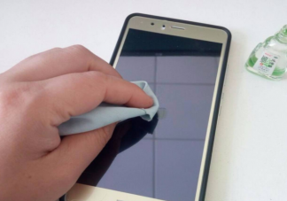 給手機屏幕貼膜對眼睛不好嗎 什么手機屏幕不對眼睛傷害小