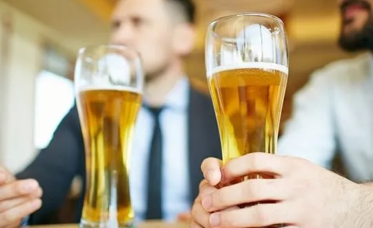 3男子喝117瓶啤酒怎么回事 一次喝酒太多的危害