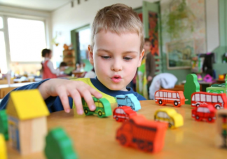 孩子在幼兒園里哭鬧著想回家怎么辦 寶寶入園最讓家長焦慮的五個問題