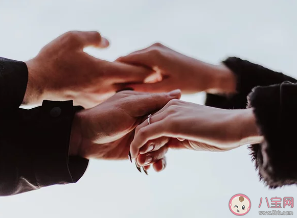 感情中付出得不到回報怎么辦 引導(dǎo)伴侶對你付出的方法 感情中付出得不到回報怎么辦 引導(dǎo)伴侶對你付出的方法