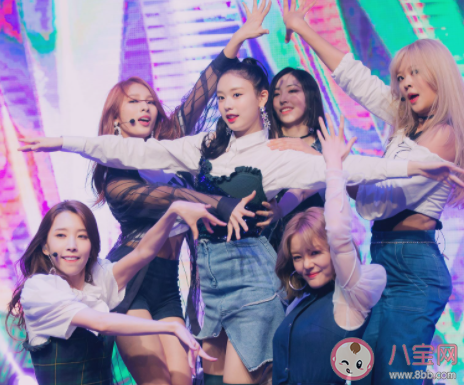 韓女團(tuán)Fanatics成員直播用衣服遮腿被阻止是為什么 被扇巴掌的到底是誰(shuí)