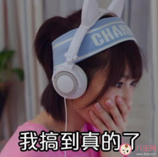 女生對著手機笑的真實原因是什么 女生為什么對手機發笑