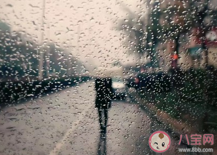 喜歡一個人卑微到塵埃里的故事 喜歡一個人卑微的心情說說