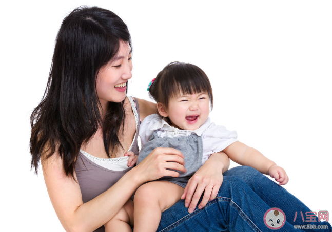 寶寶喜歡抓人是什么原因 寶寶喜歡抓人怎么正確引導