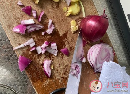 切洋蔥忍不住流淚的心情句子 切洋蔥辣眼睛心情感慨