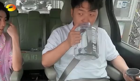 王俊凱同款水壺什么牌子 王俊凱超大水壺哪有賣的 王俊凱同款水壺什么牌子 王俊凱超大水壺哪有賣的