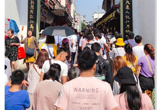 關(guān)于國(guó)慶節(jié)人太多了的朋友圈說(shuō)說(shuō)句子 國(guó)慶節(jié)人山人海的心情感想說(shuō)說(shuō)