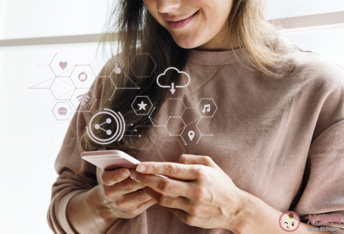 和女生約會對方總是低頭玩手機是什么原因 女生一直低頭玩手機怎么辦 和女生約會對方總是低頭玩手機是什么原因 女生一直低頭玩手機怎么辦